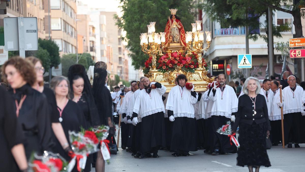 Almassora rinde honores a Santa Quitèria con cientos de flores en la popular ofrenda