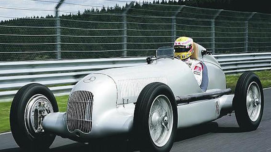 Lewis Hamilton, rodando a los mandos de un Mercedes Silberpfeil de 1934, en el circuito viejo de Nürburgring.