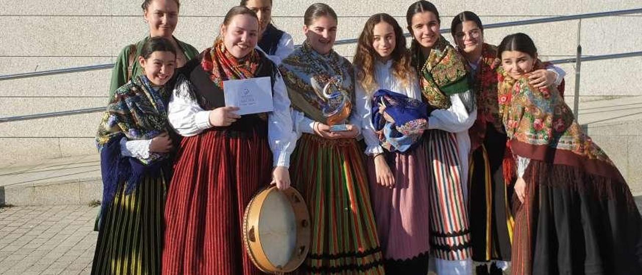 Premio en Dorrón para As Mosas do Hío. El grupo de pandereteiras &quot;As Mosas do Hío&quot;, de la asociación Peis d´hos, ganó el primer premio en el II Concurso de Música Tradicional organizado por la A.C. Soalleira de Dorrón. Sus integrantes lograron este galardón con la pieza &quot;Cantares da Mezquita&quot;, que interpretaron el domingo. FdV