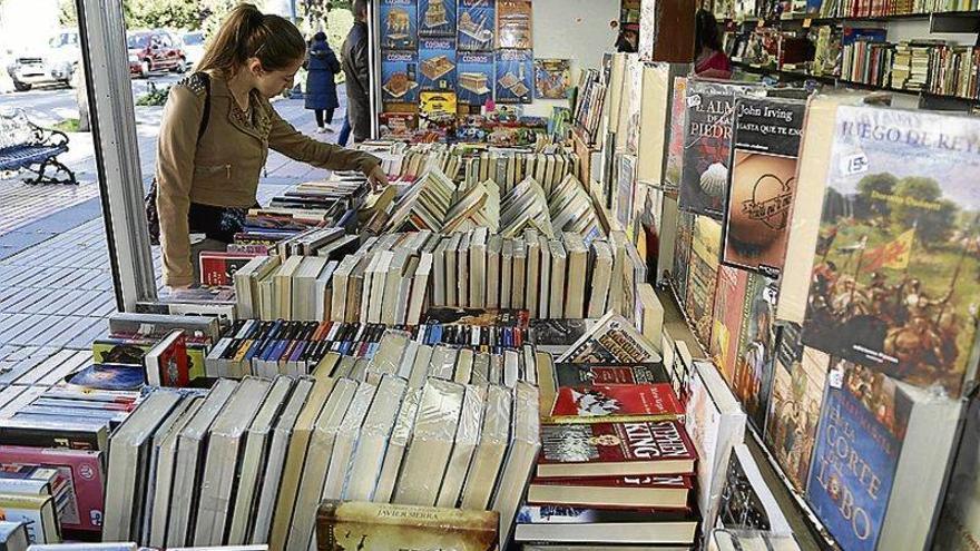 Cercas y Savater, en una Feria del Libro con distancia y mascarillas