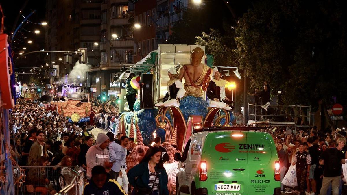 Un momento del desfile del Entierro de la Sardina, a su paso por la Gran Vía, el pasado sábado.