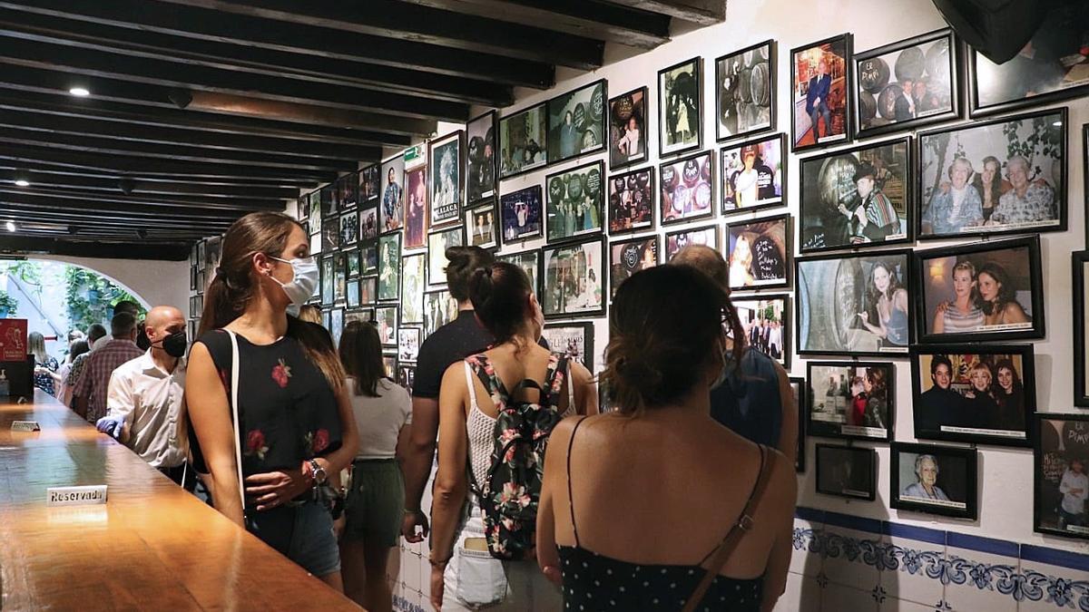 El Pimpi, una bodega emblema del folclore andaluz que alcanza el medio siglo