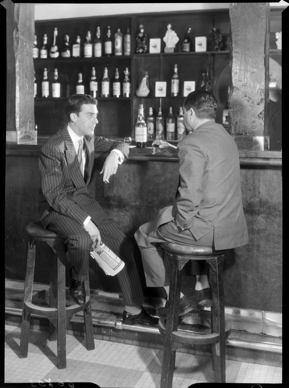 Dos hombres en el Café Gaviria a mediados de los años 50.