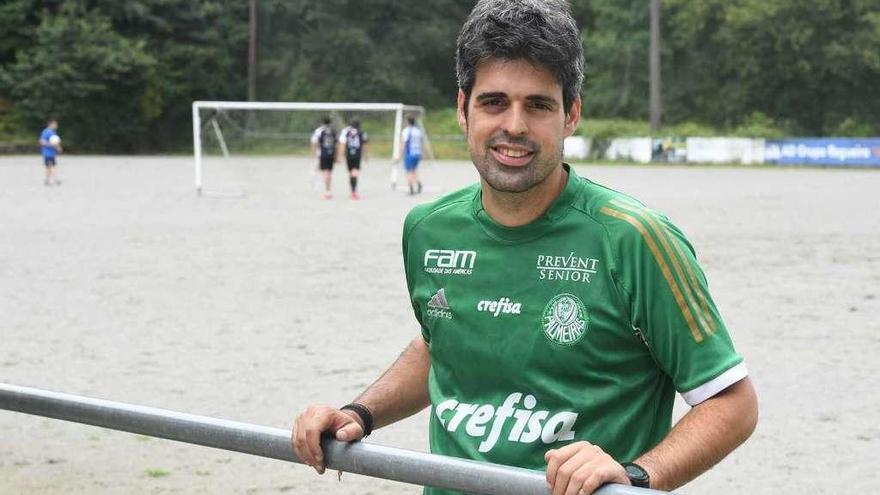 Iago Pedreira, entrenador del equipo Fillas de Breogán, posa en el campo del San Pedro.