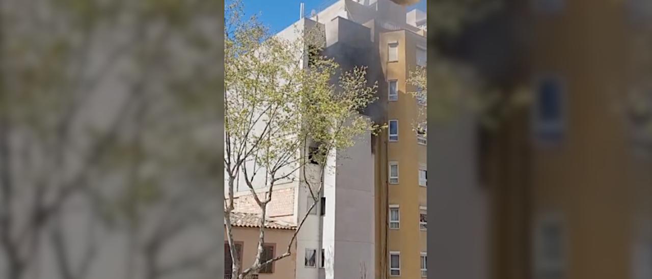 Así ha sido el nuevo incendio intencionado en el edificio okupado de Reyes Católicos