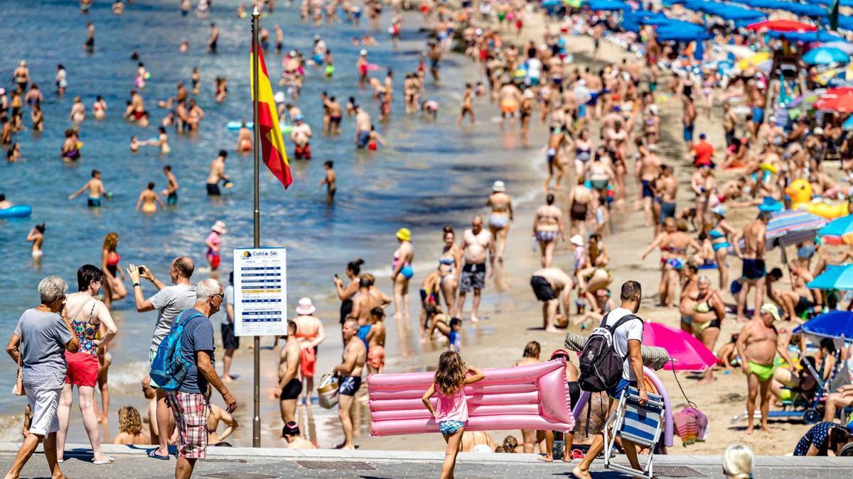 Las playas de Benidorm, capital turística de la Costa Blanca, se han vuelto a llenar de visitantes durante este verano. | DAVID REVENGA