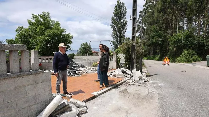 Un coche se empotró contra una casa en la arteria que une Puxeiros y Cabral