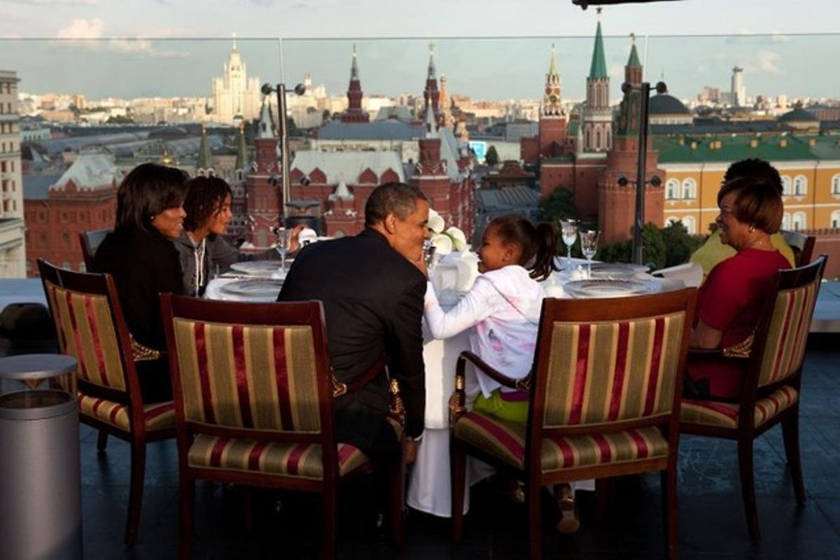Obama sopa amb la seva família en un restaurant de Moscou, el juliol del 2009.