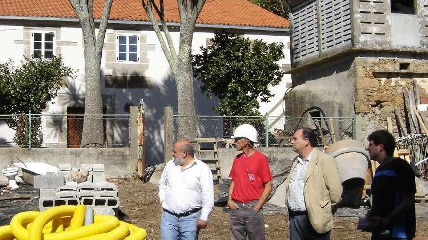 Visita del alcalde a las obras de la rectoral de Golmar en 2007.