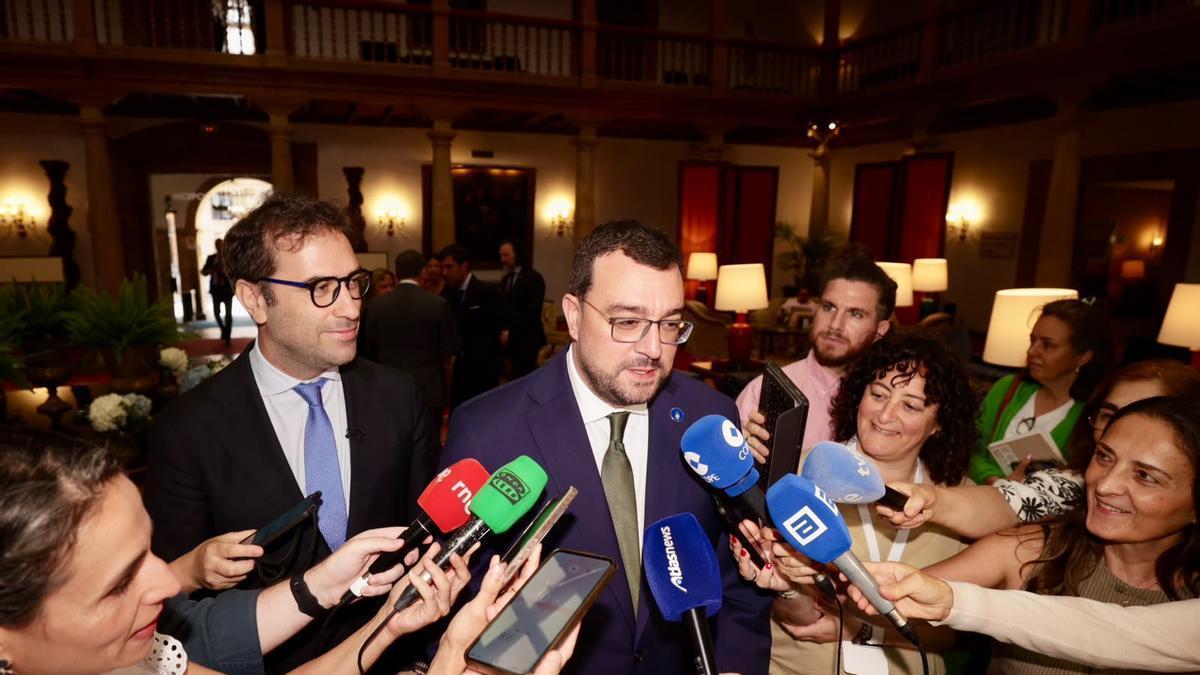 Adrián Barbón, junto al ministro Cuerpo, durante la atención a los medios de comunicación en Oviedo.