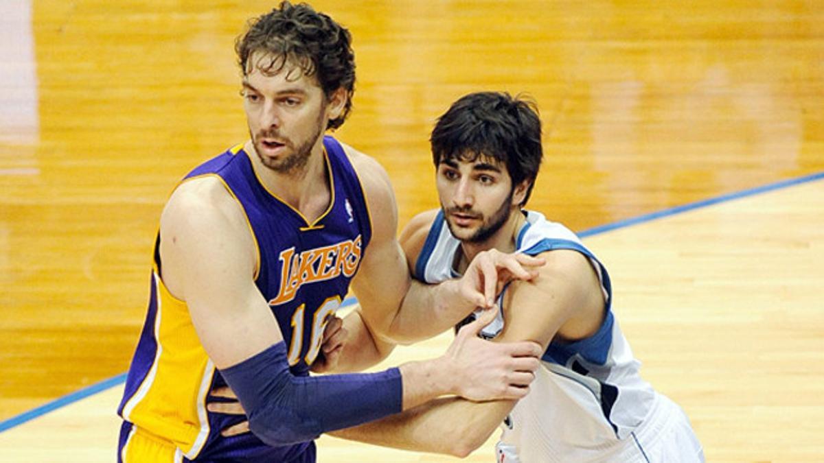 Ricky Rubio defiende a Pau Gasol.