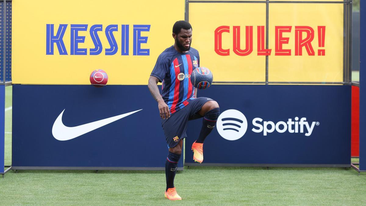 Kessié, haciendo toques en su presentación