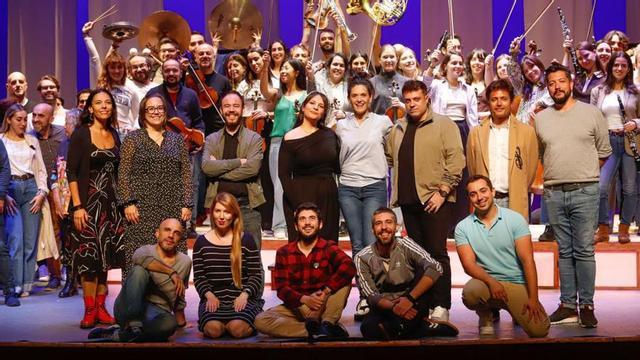 El elenco, en un ensayo.