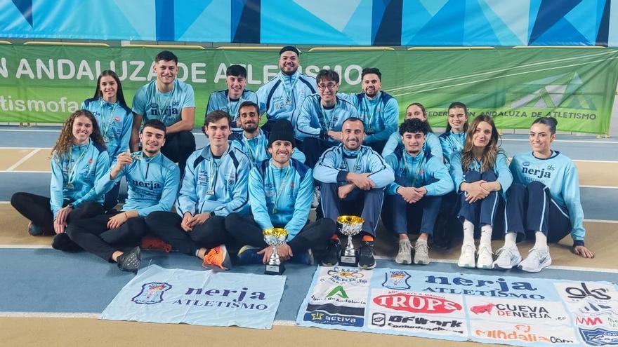 Instantánea con los representantes de ambos equipos en la pista antequerana.