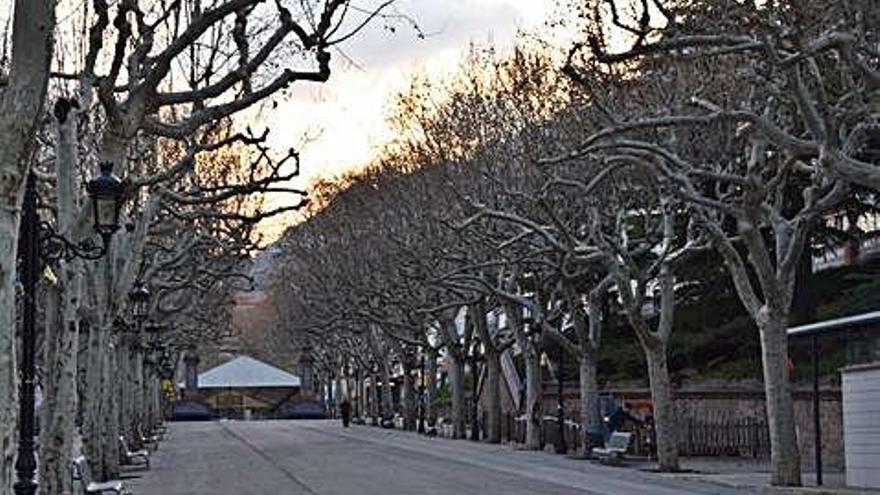 El passeig de la Indústria de Berga, buit pel confinament