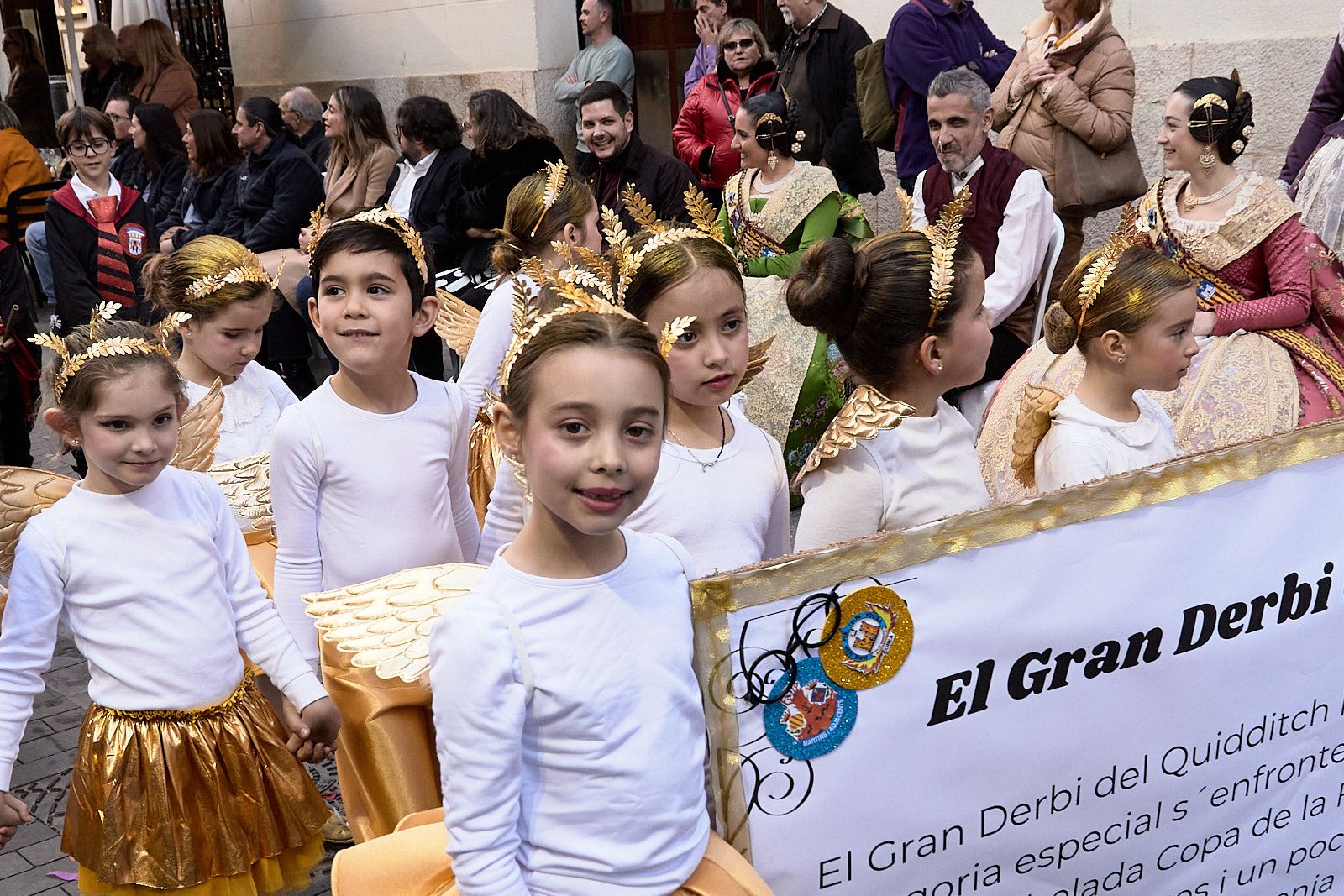 La cabalgata saca a la calle el ingenio y la gracia de las Fallas de Gandia