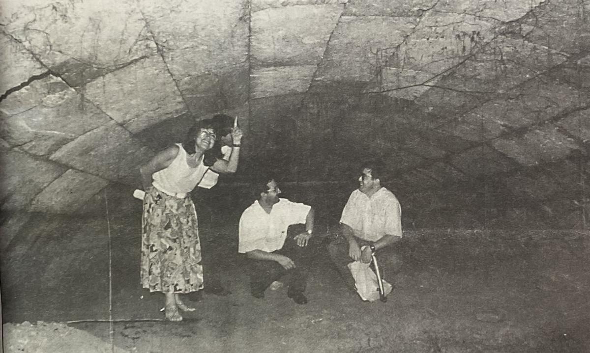Los concejales Olimpia Ruiz y José Martínez con el arqueólogo Miguel Martín Camino bajo el puente en 1992