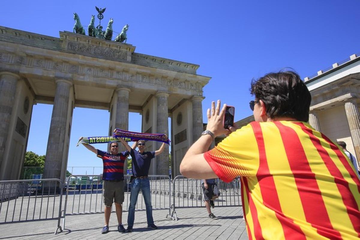Aficionats del Barça a la porta de Brandenburg, a Berlín, aquest divendres.