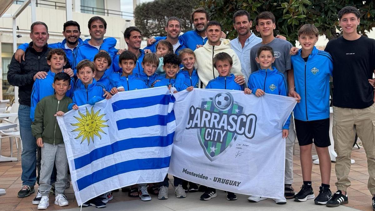 Chory Castro, segundo por la izquierda, y Gio González, con sudadera blanca, apoyando a los jugadores del Carrasco City