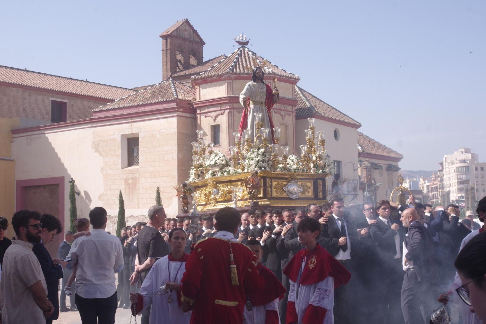 Traslado del Señor de la Cena para presidir el altar del Corpus de Málaga que monta la cofradía