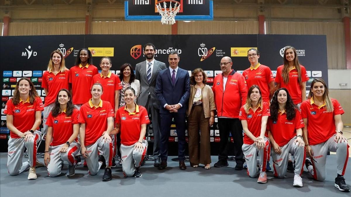 La selección, en la recepción con Pedro Sánchez y Carmen Calvo, este pasado lunes antes de viajar a Letonia