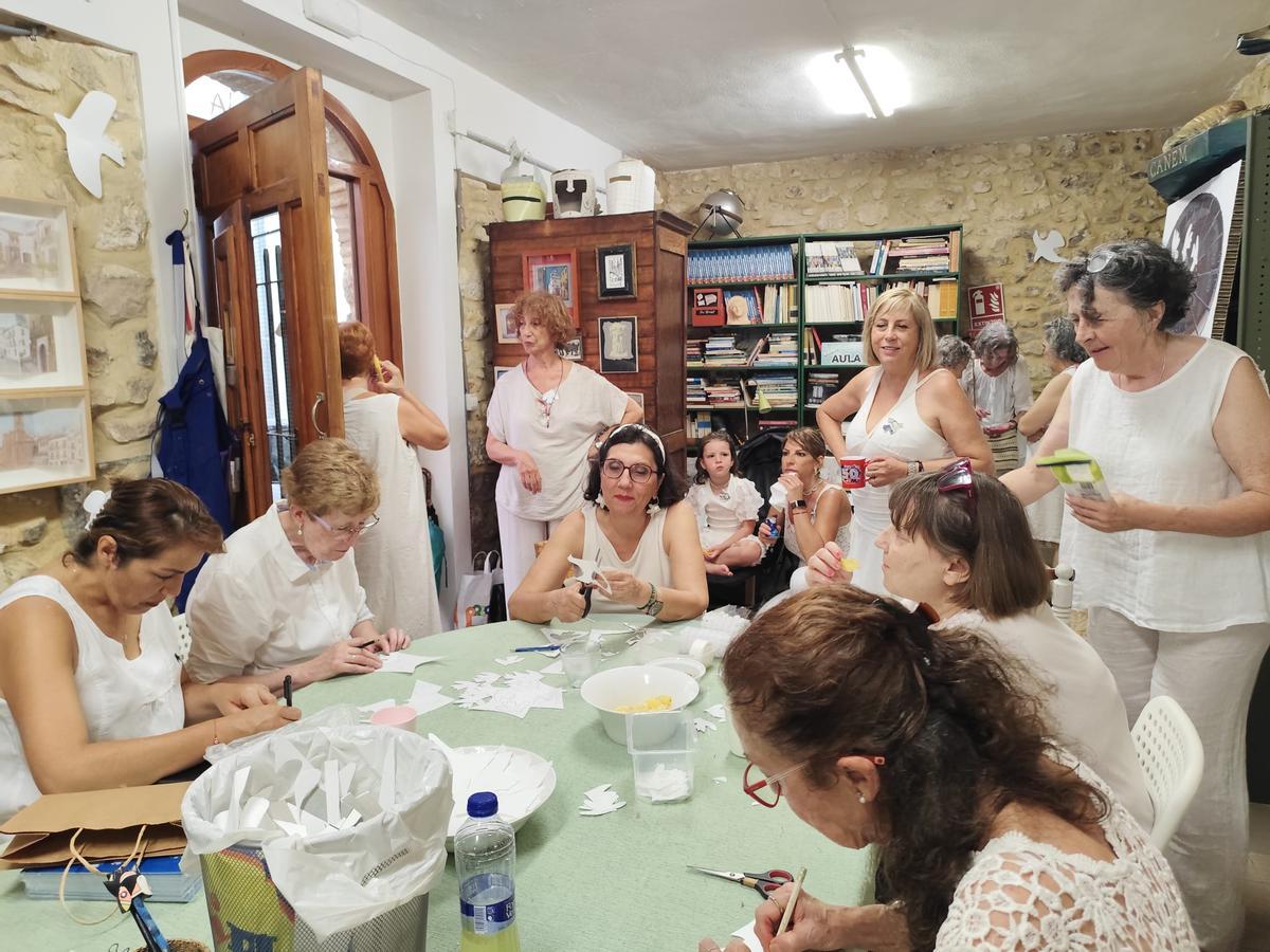 Las "palomas por la paz" llegan a la principal cita cultural del verano en Sagunt