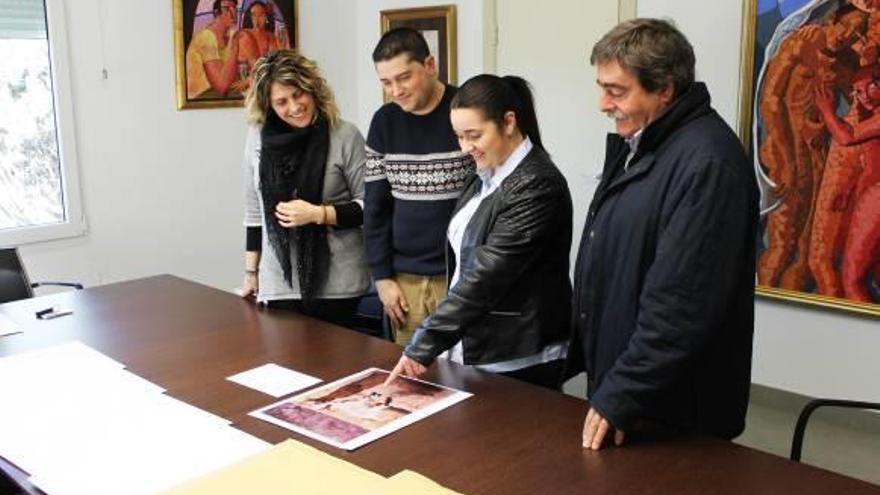 Alcaldesa, ediles y reina de las fiestas con el cartel.