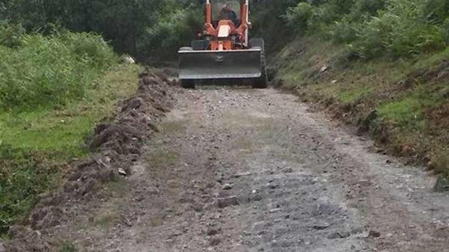 Mejoran una pista en Peñamellera Alta