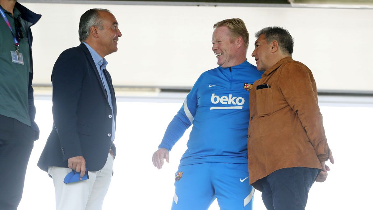 Laporta y Yuste charlando con Koeman antes del entrenamiento