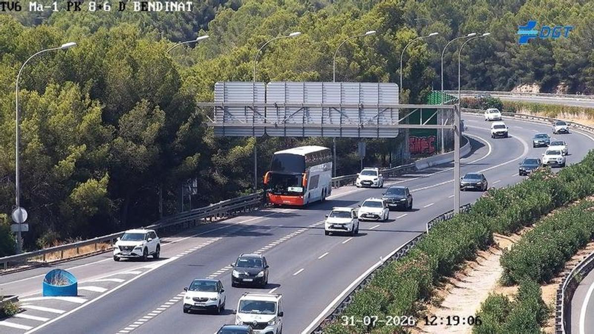 El autocar de Moventis parado en el arcén en Bendinat al sufrir una averia en el motor.