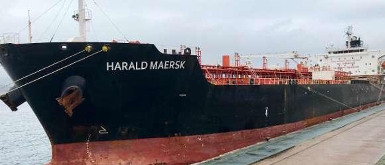 El buque &quot;Harald Maersk&quot;, atracado en la Estación Marítima. // FDV