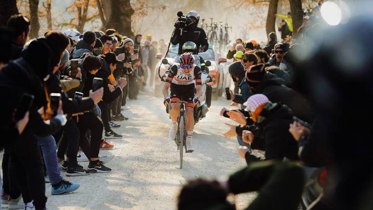 Pogacar, en fuga y camino de la victoria en la Strade Bianche.