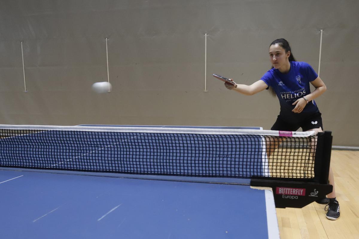 Silvia París, golpeando la bola en las instalaciones del CN Helios.