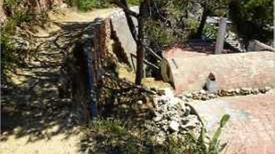 El camí de ronda que està tallat per una esllavissada.