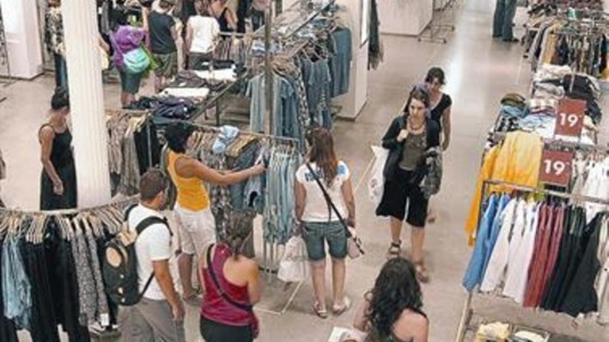 Interior de unos grandes almacenes el primer fin de semana con rebajas de verano.