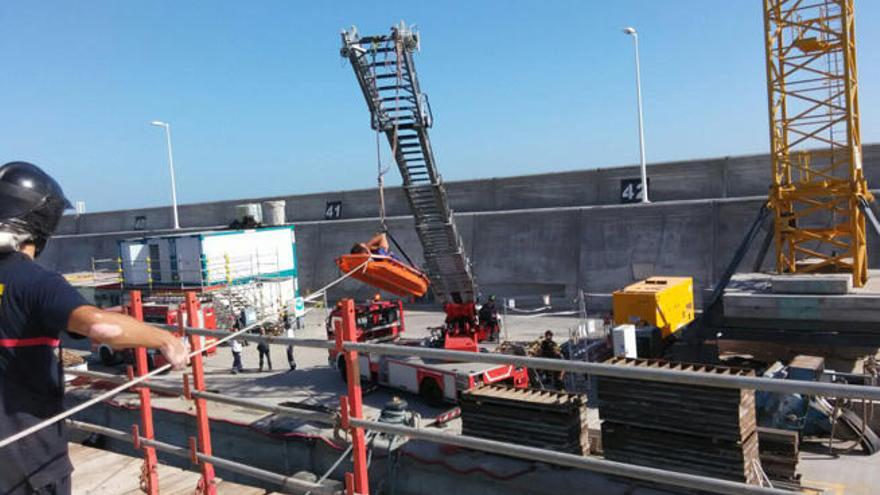 Los bomberos rescatan a un operario en unas obras en el Puerto