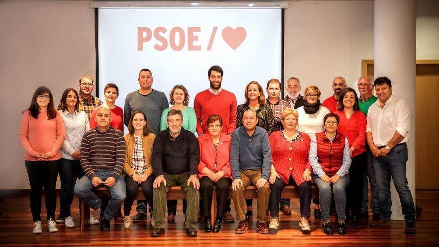 Foto de familia de los integrantes de la lista del PSOE de A Estrada, liderada por Luis López Bueno.