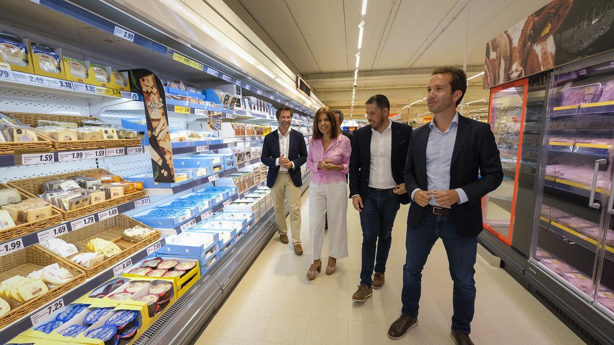 Carmen Hernández y Hector Suárez, alcaldesa y vicealcalde, respectivamente, visitan el supermercado Lidl que abrirá mañana en la la zona de Arnao