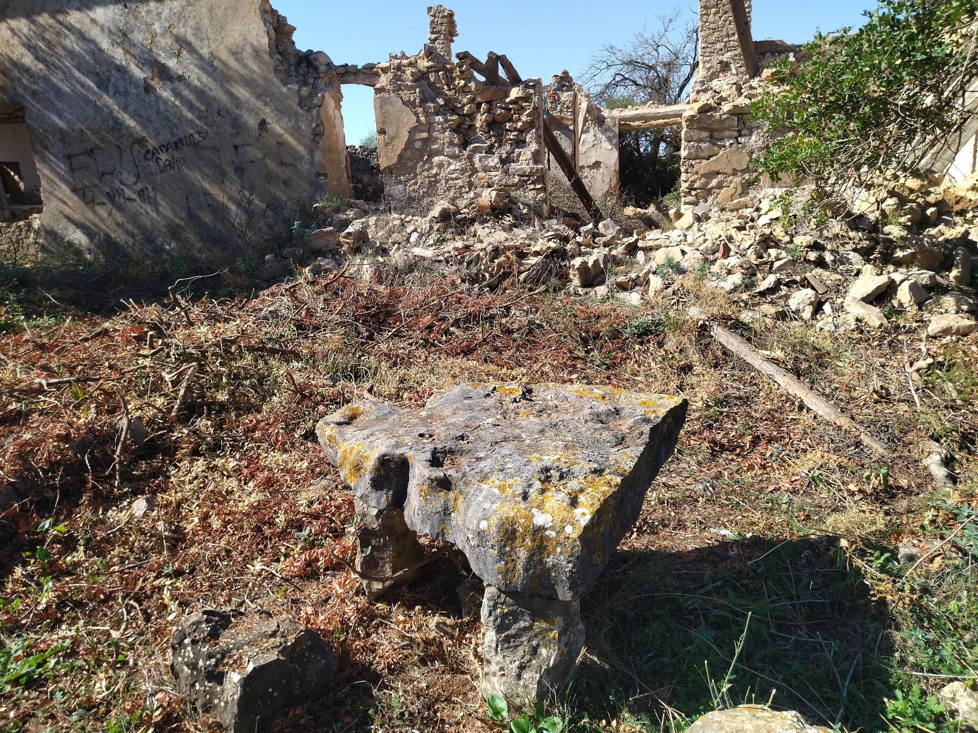 Las sorprendentes mesas de piedra y la masía en ruina del siglo XIX