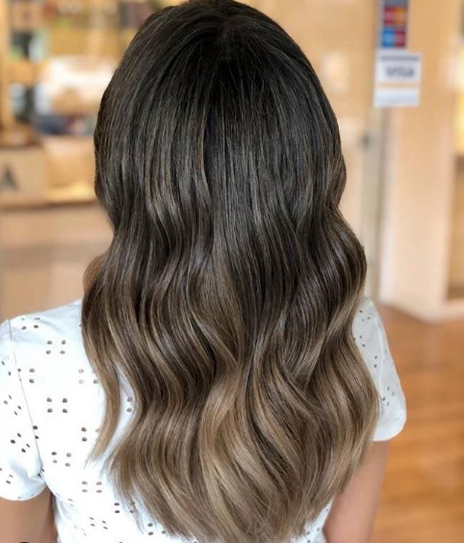 Melena castaña morena con mechas en degradado avellana, técnica balayage