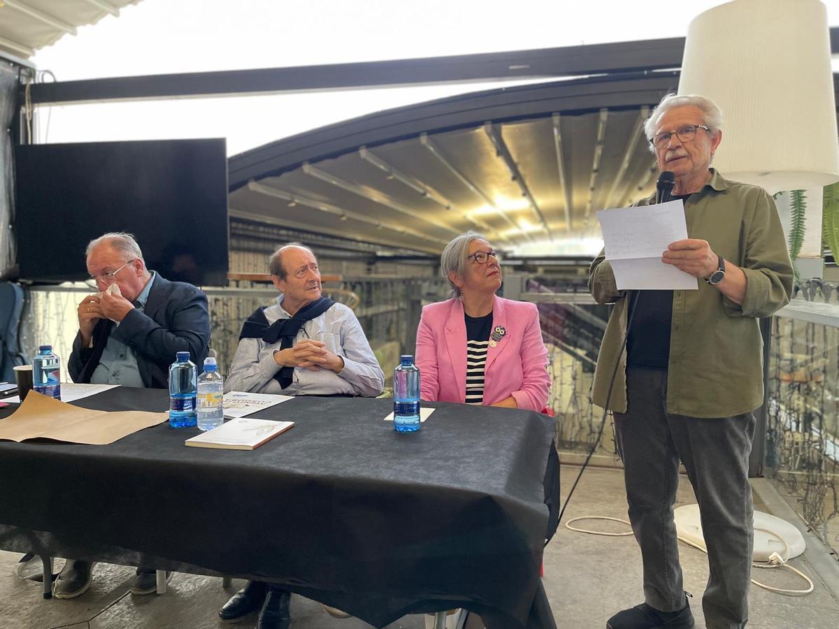 Alfredo Jurado recita unos poemas en el homenaje a Matilde Cabello.