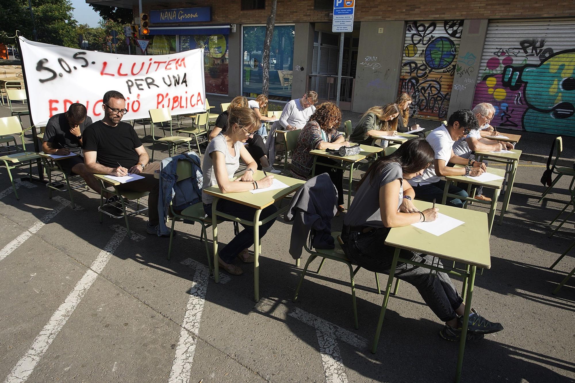 Professors del Sobrequés de Girona tallen el carrer i hi munten una aula