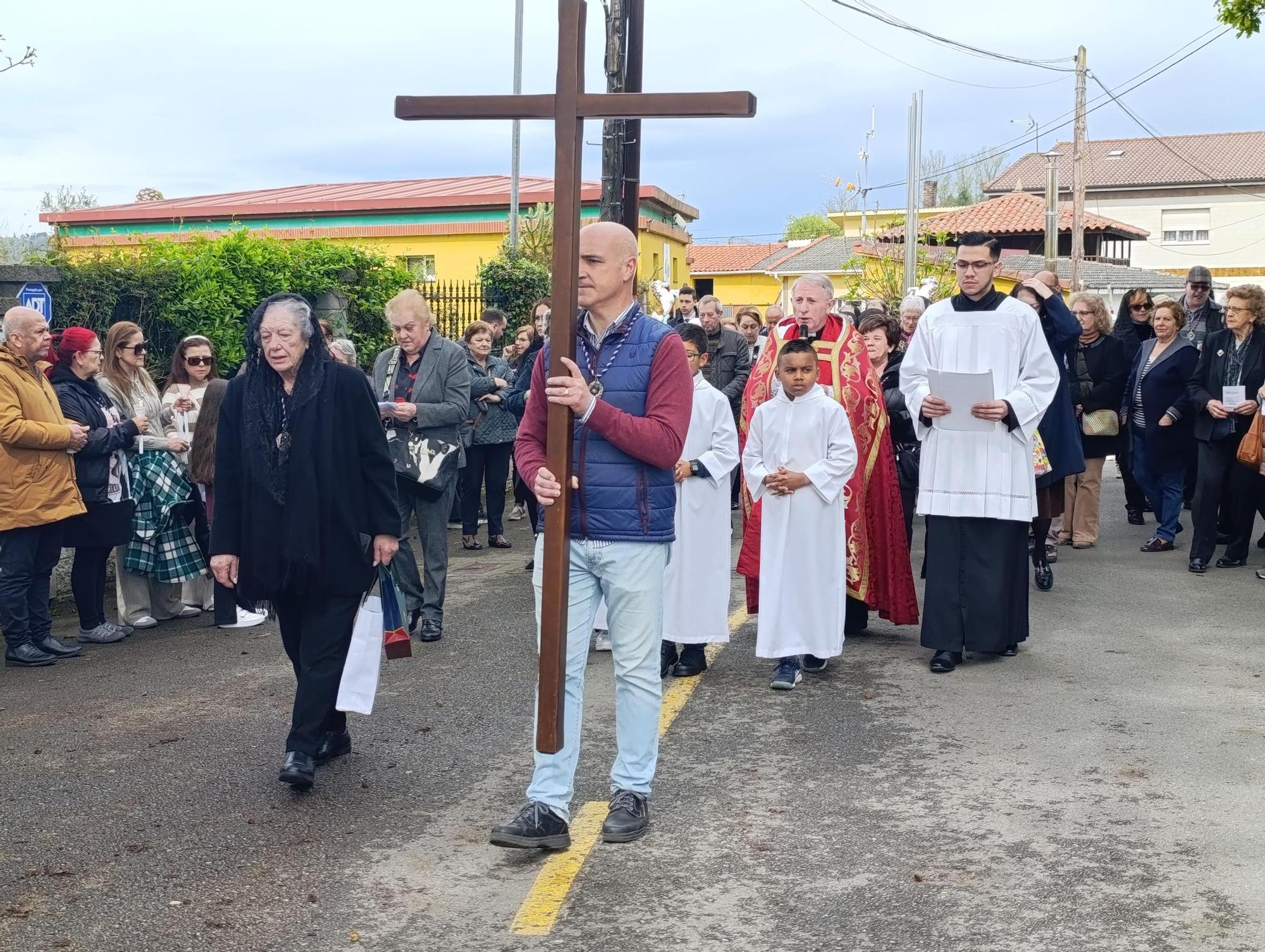 Así fue el Vía Crucis del Viernes Santo de Lugones