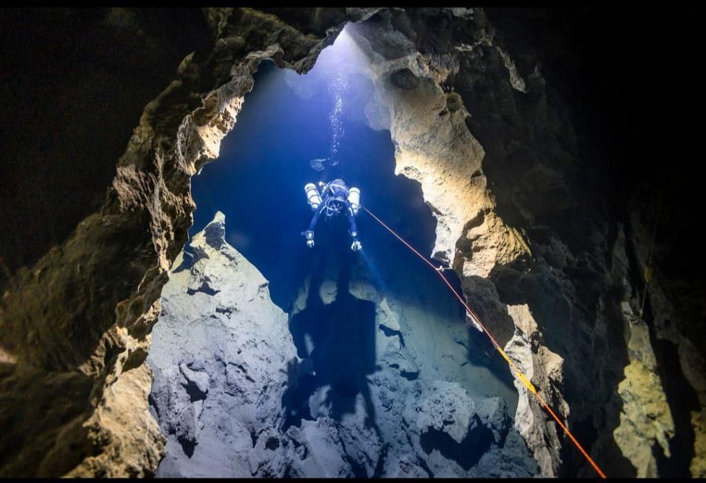 Buceadores en la Cueva del Agua, Isla Plana