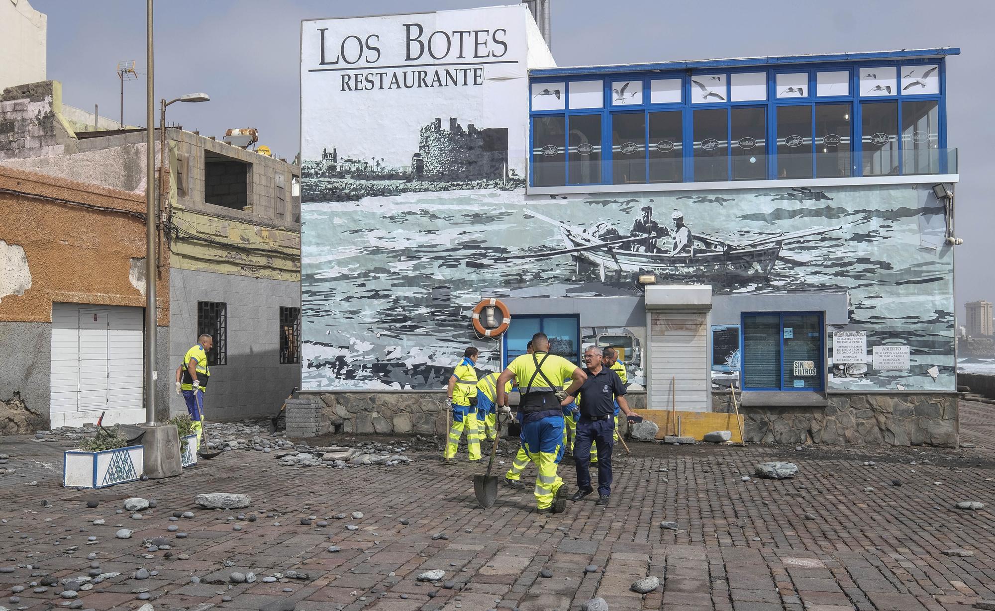 Este miércoles, vecinos, Policía Local y Bomberos de LPGC llevaron a cabo labores de acondicionamiento y prevención tras las inundaciones por el fuerte oleaje en el barrio de San Cristóbal, en la capital grancanaria.