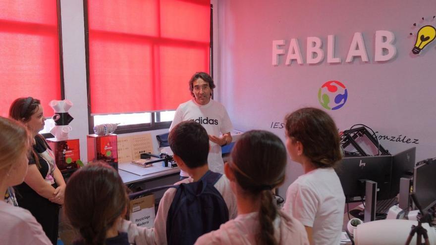 Alumnos y profesor en el taller de ‘Fablab Isora’. | | E.D.