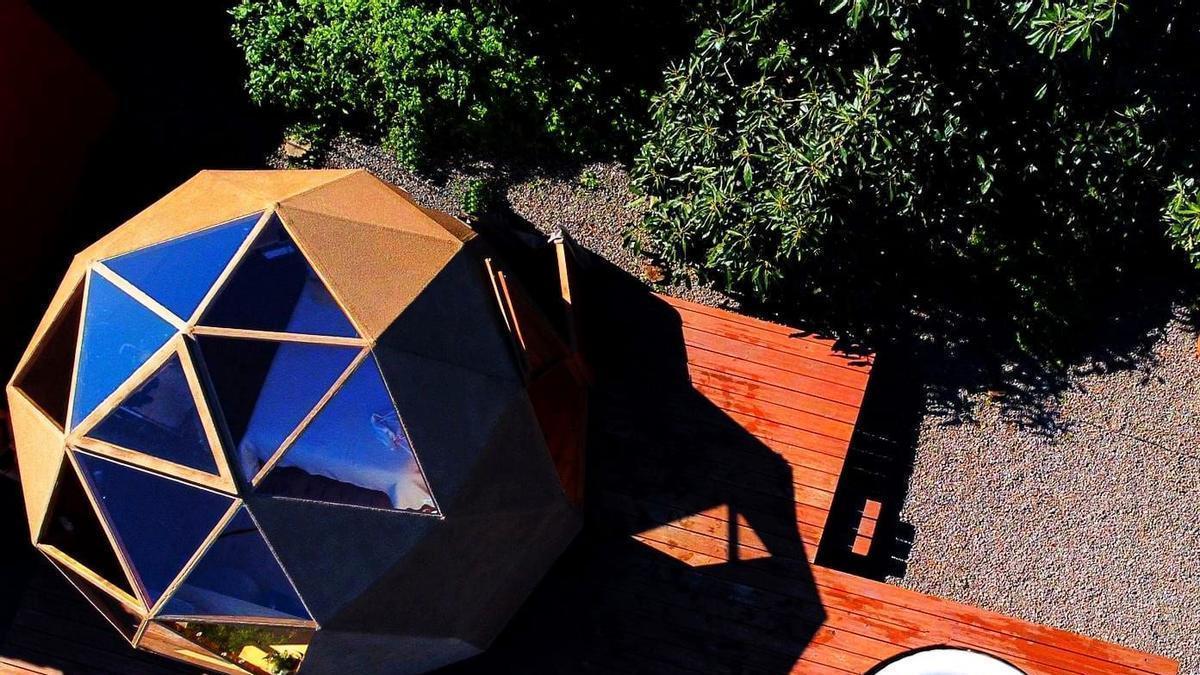 Glamping La Palma domo geodésico visto desde una perspectiva cenital