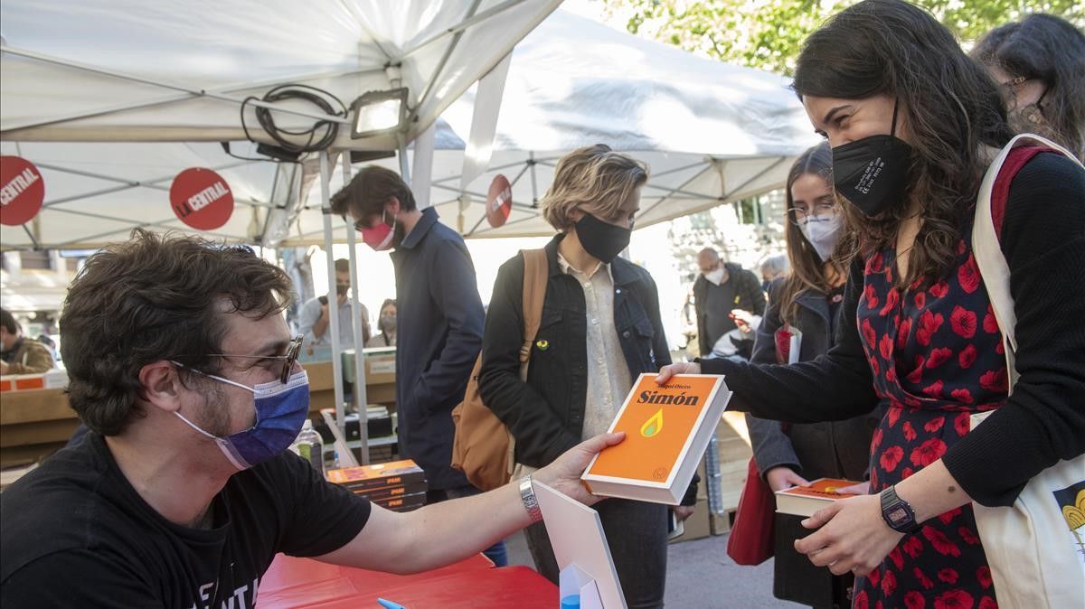 Barcelona  23 04 2021   El escritor y columnista de El Periodico Miqui Otero firma autografos de su libro  durante la diada de Sant Jordi   en jardinets de Gracia    Fotografia de Jordi Cotrina