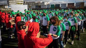 Los vigilantes entregan las galletas a los participantes, de las que deben recortar la figura dibujada sin que se parta.