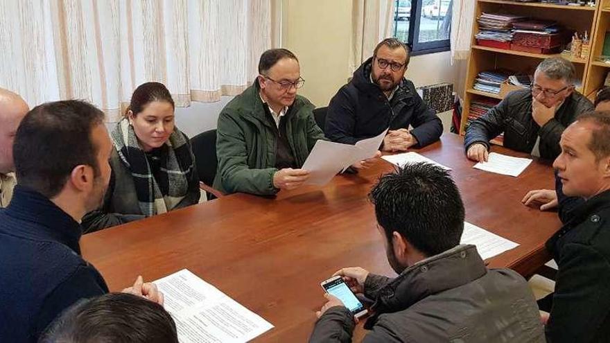 Representantes de las bandas y los alcaldes de Vila de Cruces, Lalín y Silleda, ayer, en el auditorio lalinense.